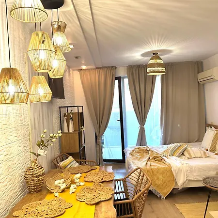 студио Premium,смокиня,созопол,5звезден затворен комплекс,4 басейна,1ва линия море Apartamento *