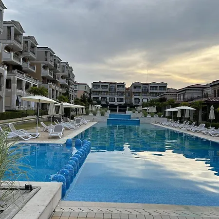 студио Premium,смокиня,созопол,5звезден затворен комплекс,4 басейна,1ва линия море Apartment