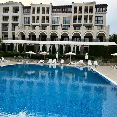 Apartment студио Premium,смокиня,созопол,5звезден затворен комплекс,4 басейна,1ва линия море Dobrich (Yambol)