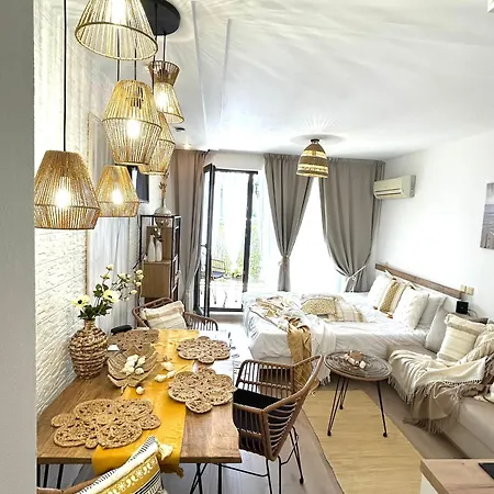 Apartment студио Premium,смокиня,созопол,5звезден затворен комплекс,4 басейна,1ва линия море *