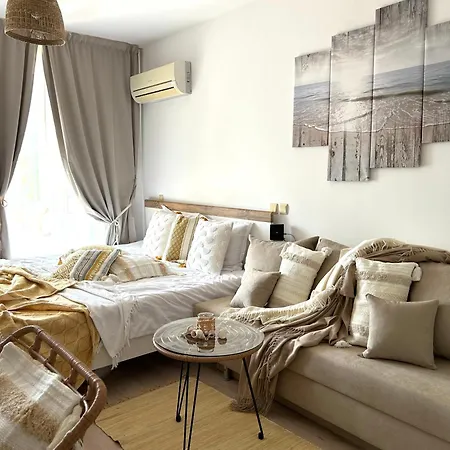 студио Premium,смокиня,созопол,5звезден затворен комплекс,4 басейна,1ва линия море Apartment Dobrich (Yambol)