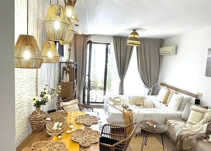 Апартаменты студио Premium,смокиня,созопол,5звезден затворен комплекс,4 басейна,1ва линия море *