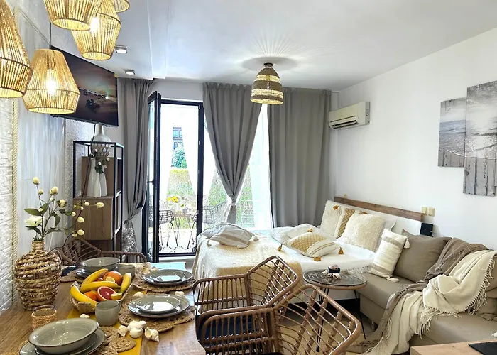 студио Premium,смокиня,созопол,5звезден затворен комплекс,4 басейна,1ва линия море Апартаменты Dobrich (Yambol)