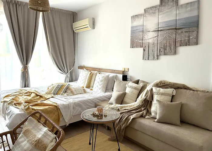 студио Premium,смокиня,созопол,5звезден затворен комплекс,4 басейна,1ва линия море Апартаменты Dobrich (Yambol)