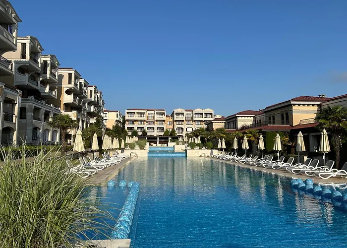 студио Premium,смокиня,созопол,5звезден затворен комплекс,4 басейна,1ва линия море Апартаменты *